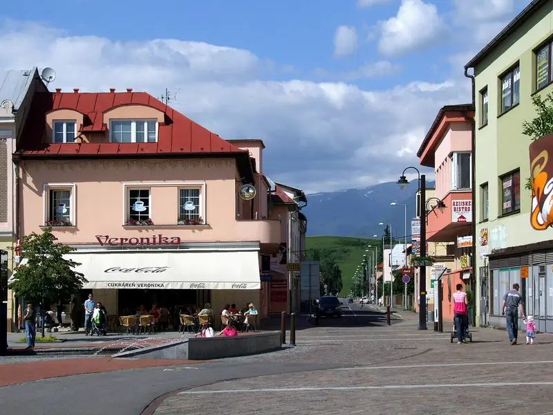Pešia zóna v centre Liptovského Mikuláša, v pozadí hory