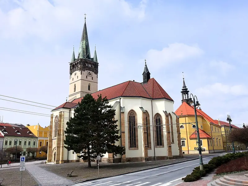 Hlavná ulica v Prešove s Konkatedrálou sv. Mikuláša